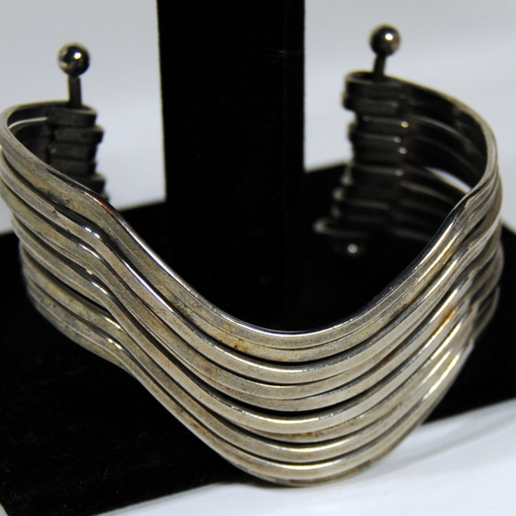 Silvertone Wire Wave Pattern Stud Hinges - Picture 5 of 5